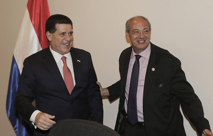 el-presidente-cartes-junto-a-jose-maria-del-corral-coordinador-formativo-del-proyecto-scholas-_897_573_1348107