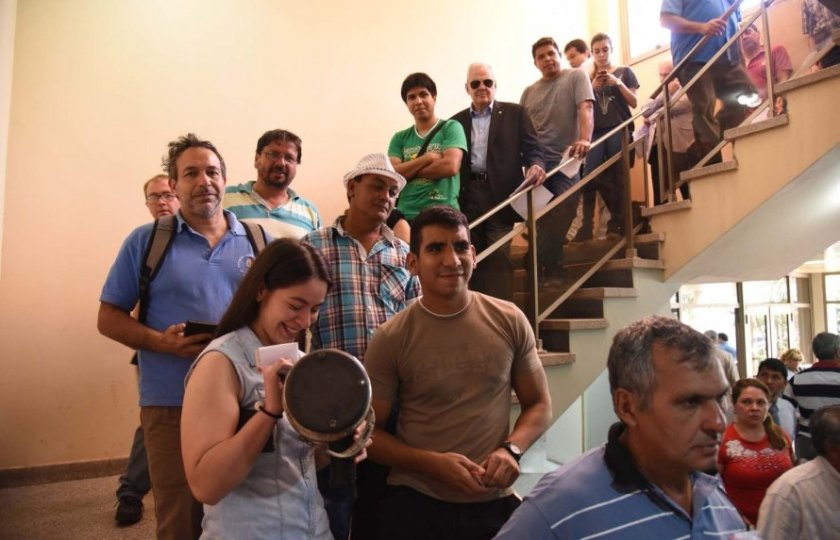 enorme-fila-de-contribuyentes-intentando-regularizar-registros-en-asuncion-_890_573_1347931