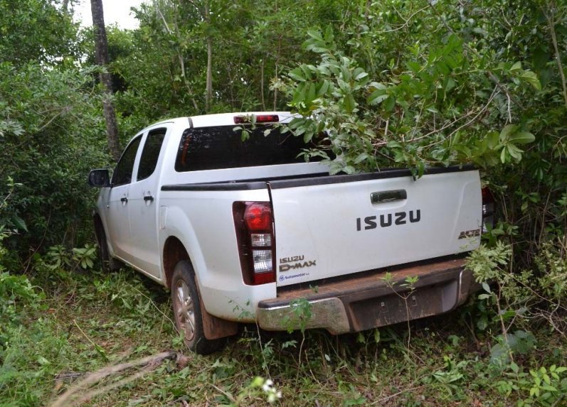 la-camioneta-isuzu-tambien-quedo-abandonada-en-un-sector-boscoso-en-direccion-a-la-ciudad-de-piribebuy-_797_573_1345879