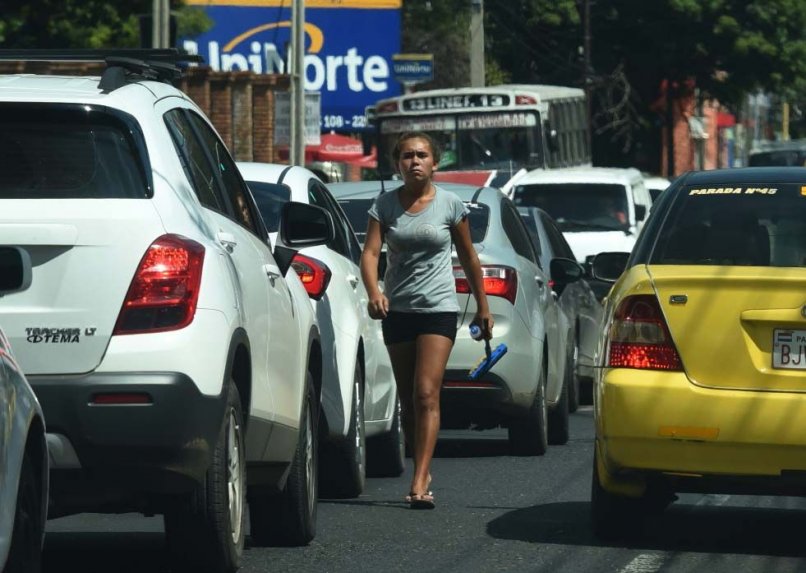 limpiavidrios-tendran-45-dias-mas-para-buscar-un-oficio-ya-que-la-prohibicion-entrara-en-vigencia-en-mayo-_806_573_1347934