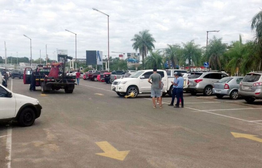 a-una-camioneta-toyota-hilux-le-colocaron-el-cepo-porque-paso-los-limites-de-la-estrecha-demarcacion-_892_573_1354825