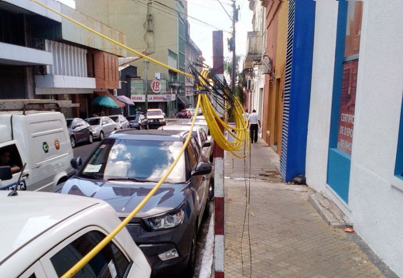 de-esta-manera-estaba-el-grueso-cable-de-fibra-optica-la-semana-pasada-sobre-yegros-entre-25-de-mayo-y-palma-_831_573_1352151