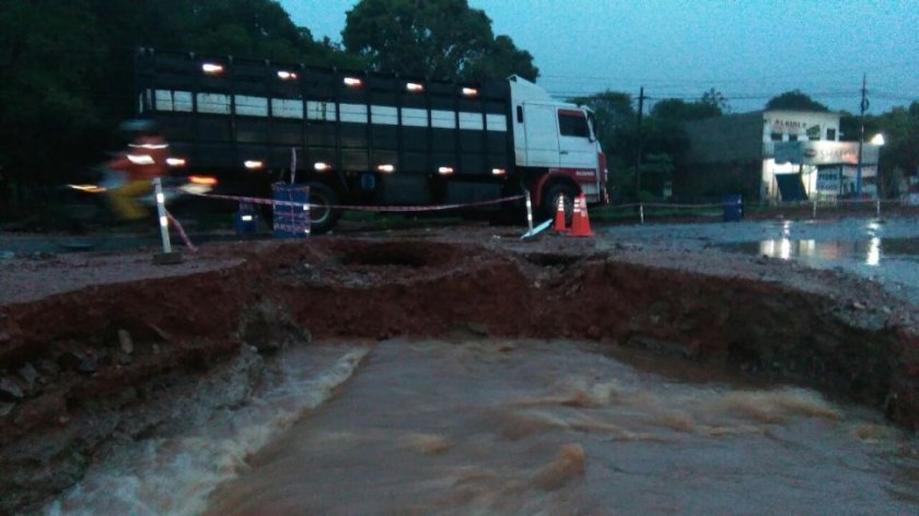 el-enorme-pozo-causado-por-las-lluvias-apeligra-a-los-automovilistas-_970_546_1356631