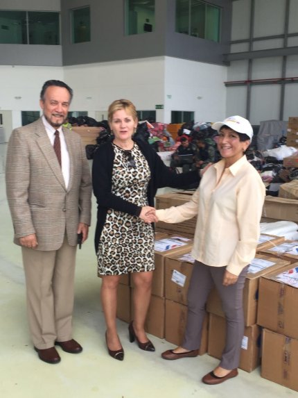 embajadora-maria-jose-argana-centro-haciendo-entrega-de-la-ayuda-humanitaria-en-representacion-de-nuestro-pais-_430_573_1355332