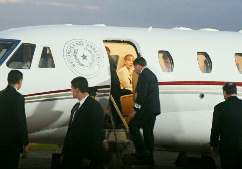en-el-avion-presidencial-iban-ademas-sarah-y-sofia-cartes-acompanando-al-mandatario-_807_566_1354969