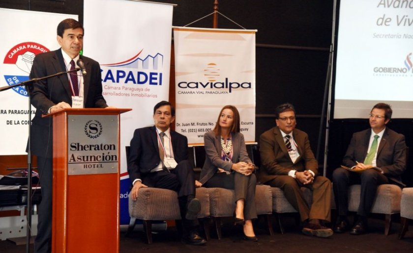 jorge-moreno-i-junto-con-victor-gonzalez-a-la-ministra-soledad-nunez-de-senavitat-y-referentes-de-peru-y-chile-_932_573_1348304