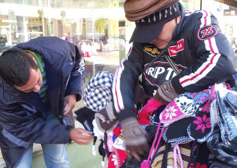 los-vendedores-callejeros-ya-ofertan-guantes-y-gorros-para-el-frio-esta-semana-sera-de-dias-frescos-segun-los-pronosticos-las-temperatu_807_573_1356452