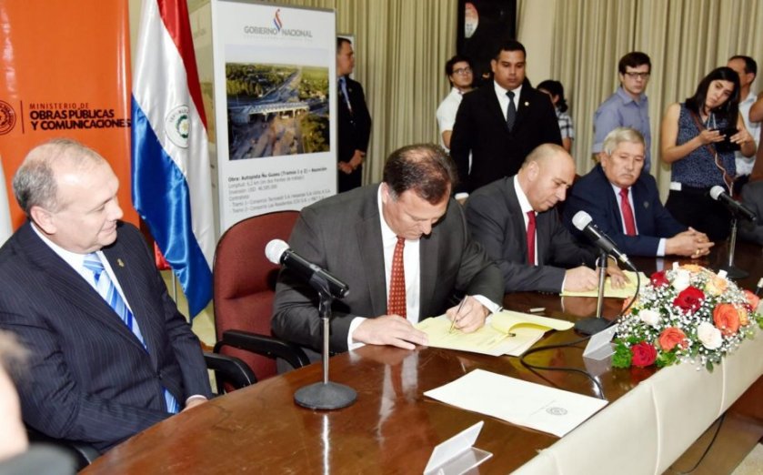 mario-ferreiro-intendente-de-asuncion-ramon-jimenez-gaona-ministro-de-obras-publicas-victor-gomes-alves-representante-de-mota-engil-y_922_573_1348301