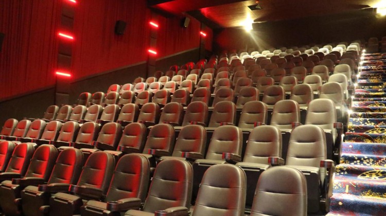 람바레에 영화관 생겨