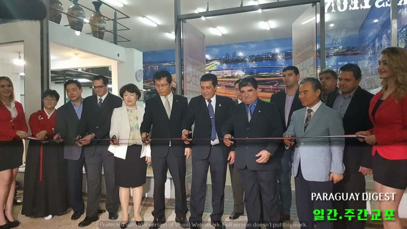 3 엑스포 2016 한국상품 전시장 개관식에서 개관 테프 컷팅을하는 란소니 센트랄 주시사와 한국 기업인 대표.jpg