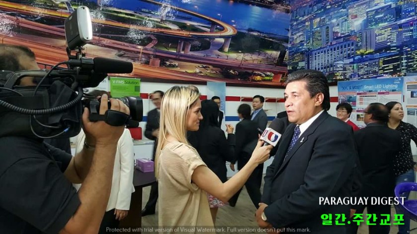 7 언론방송사들에 둘러싸여 인터뷰를하는 란소니 주지사