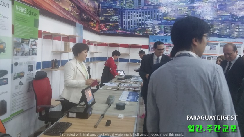 8 방문객들에게 상품에 대한 자세한 설명을 하는 김현희 회장.jpg