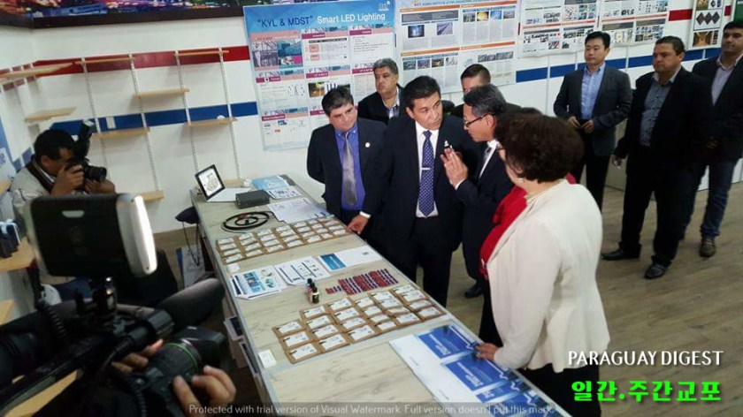 9한국기업 출품 상품들에 대해 깊은 관심을갖고 질의를하는 정계 고위층들