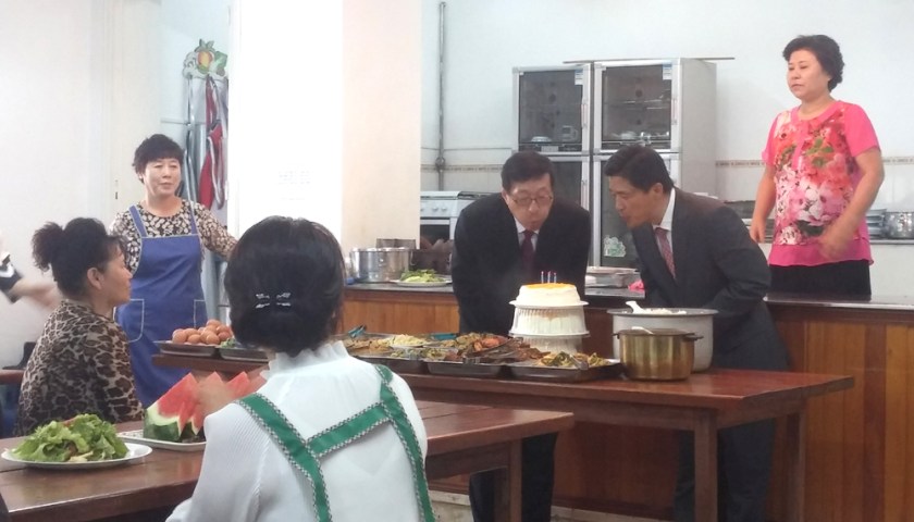 11케익 컷팅을 하는 허창수목사와  오세운 담임목사.jpg