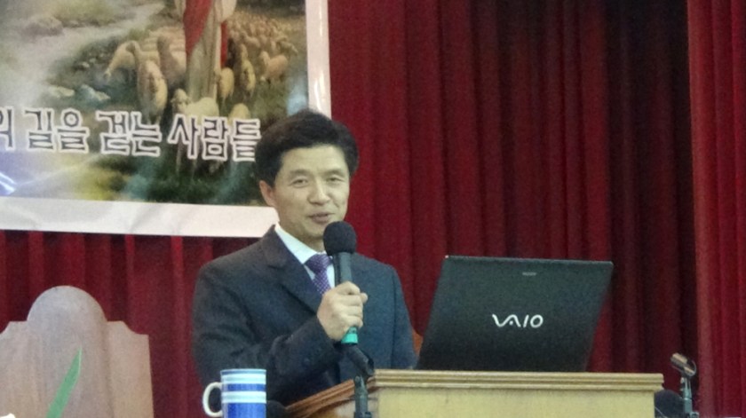 5예배순서를 집례하는  오세운 담임목사.jpg