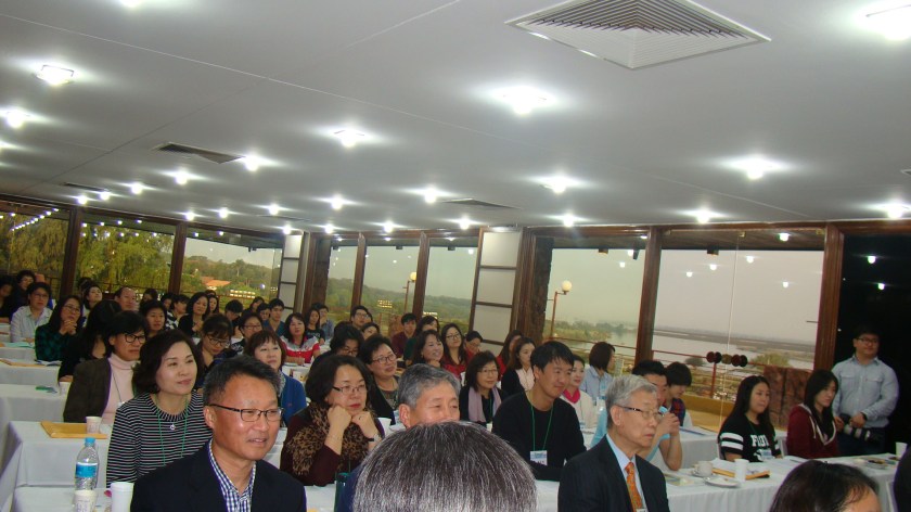 7열심히 강의를 듣고있는 연수장에서의 교사들 모습