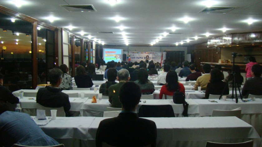 8열심히 강의를 듣고있는 연수장에서의 교사들 모습 (2)