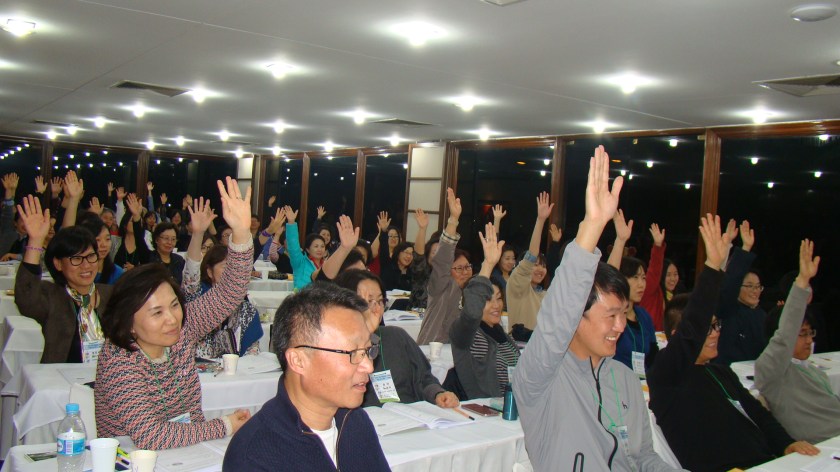 9질문에 답하기위해 손을들어보이는 교사들