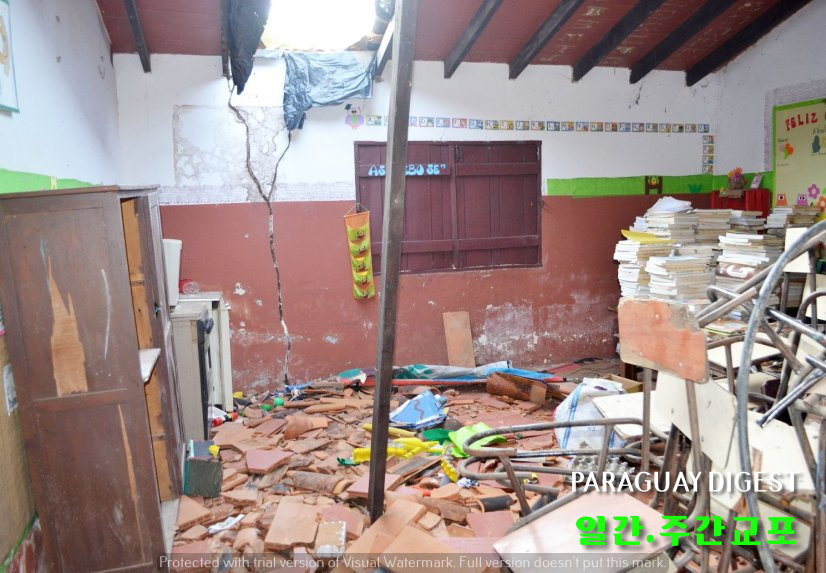 무너지는 교실.jpg