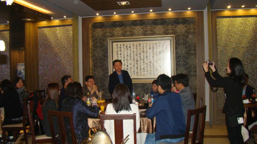 합동 만찬장에서 건배제의를하는 구일회 한인회장