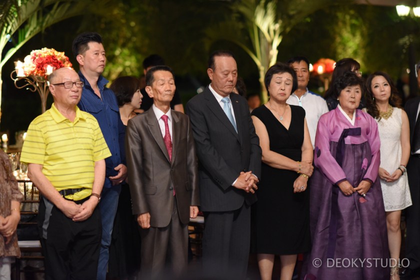 11 각국 별로 축하 인사를 하려고 기다리고있는 친지들