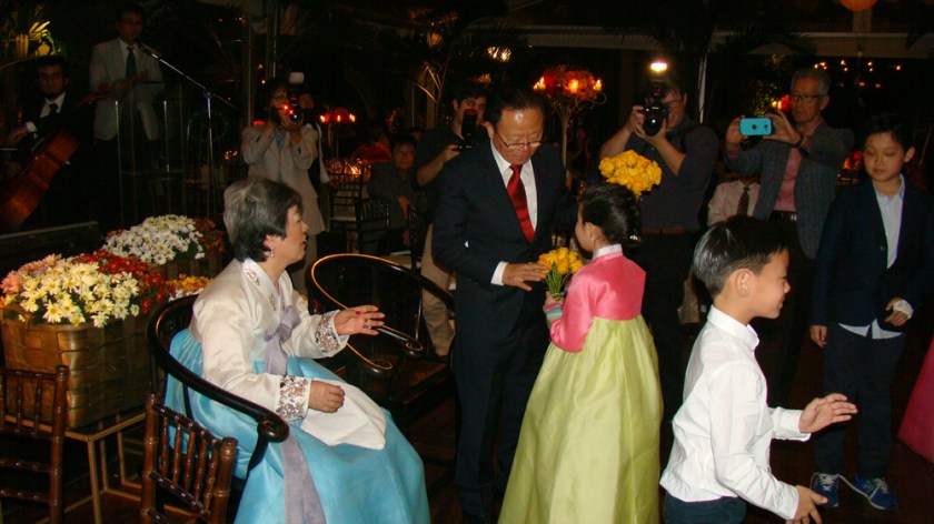 12-4 손자 손녀들에게 축하 꽃다발을 받고 기뻐하는 구완서님