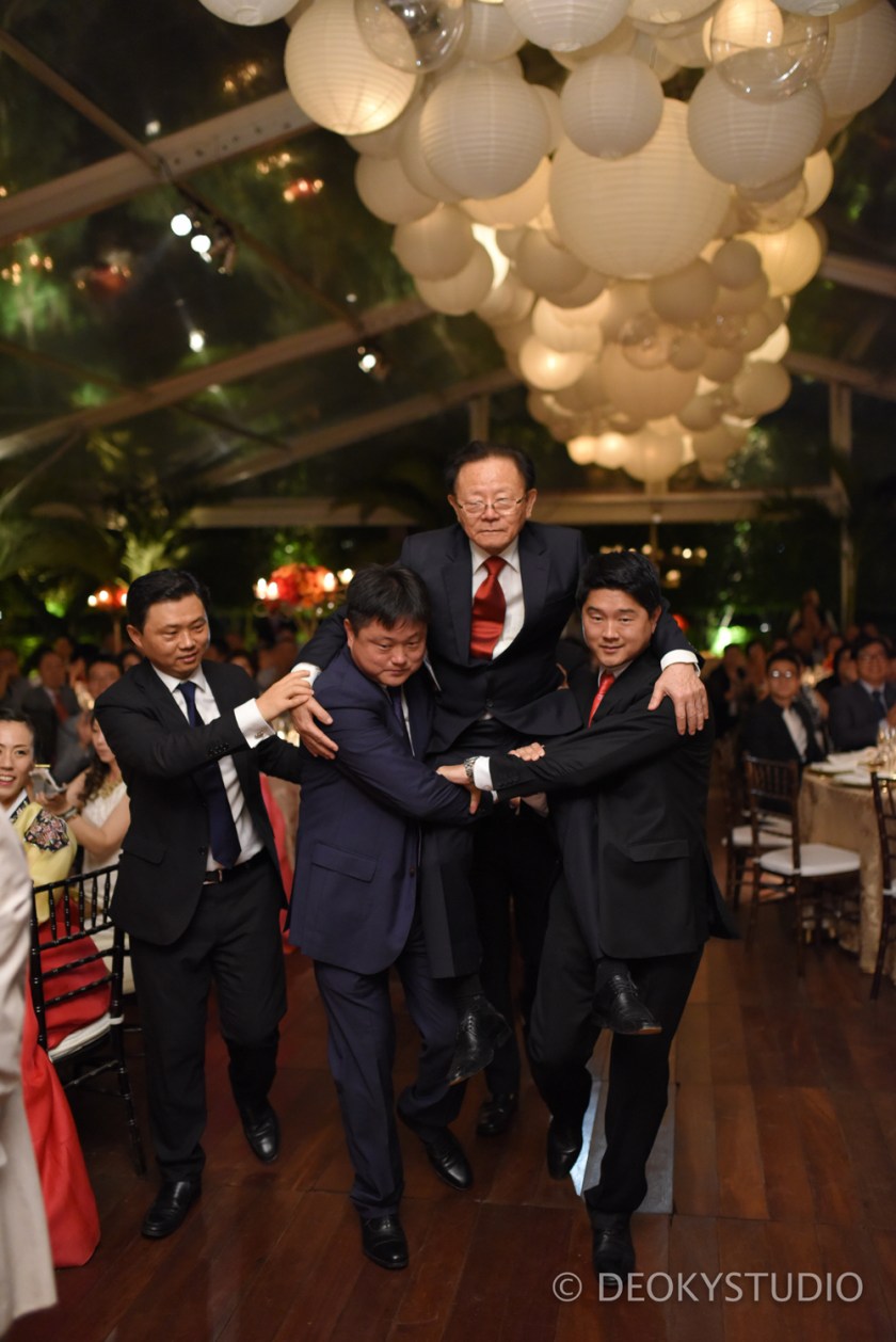 14어버님을 업고 축하연회장을 돌고있는 4형제들 (2)