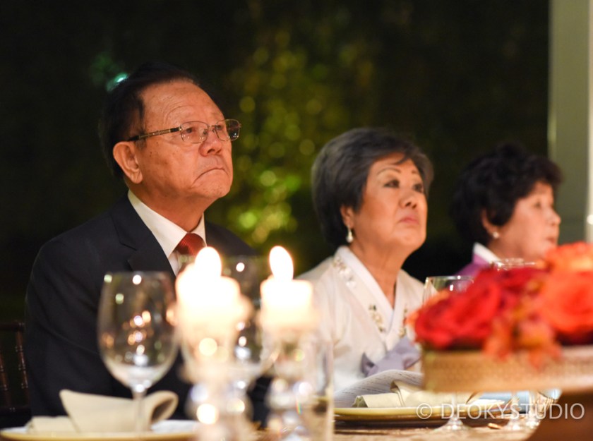 1자식들한테서 팔순잔치상을 받고있는 구완서님 내외.jpg