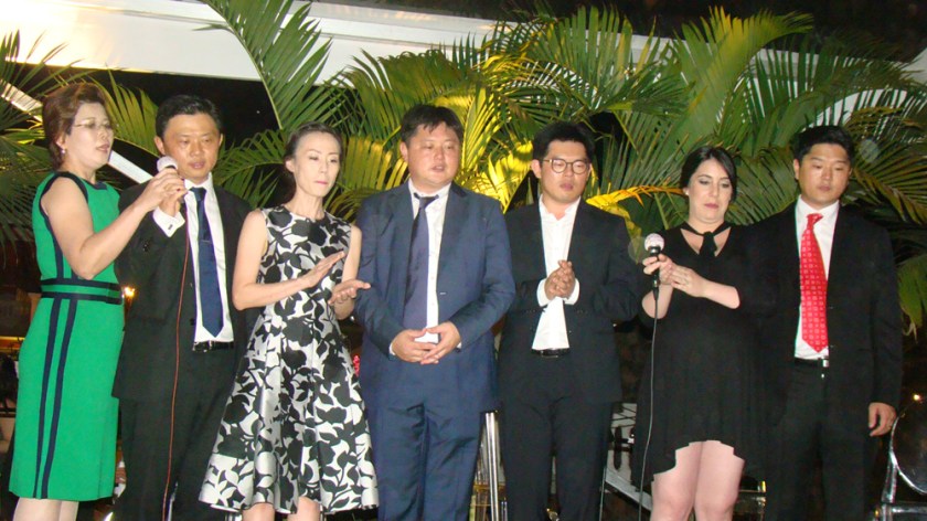 21어버이 은혜를 합창하는 4형제 내외