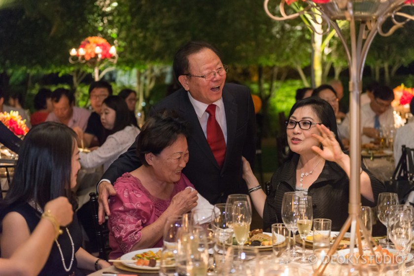 21축하객들에게 일일이 인사를 하는 구완서님