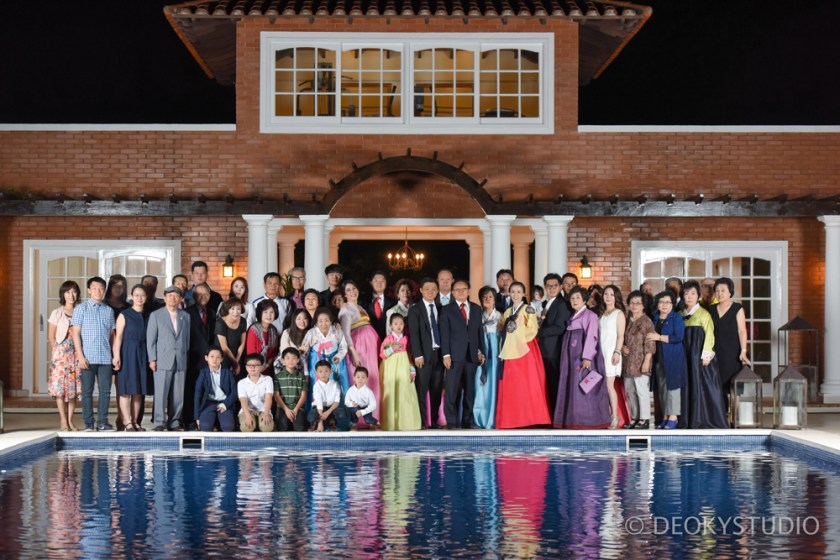 2구완서님의 팔순잔치를 축하하기위해 각국에서 참석한 가족 친지들과 함께한 기념사진.jpg