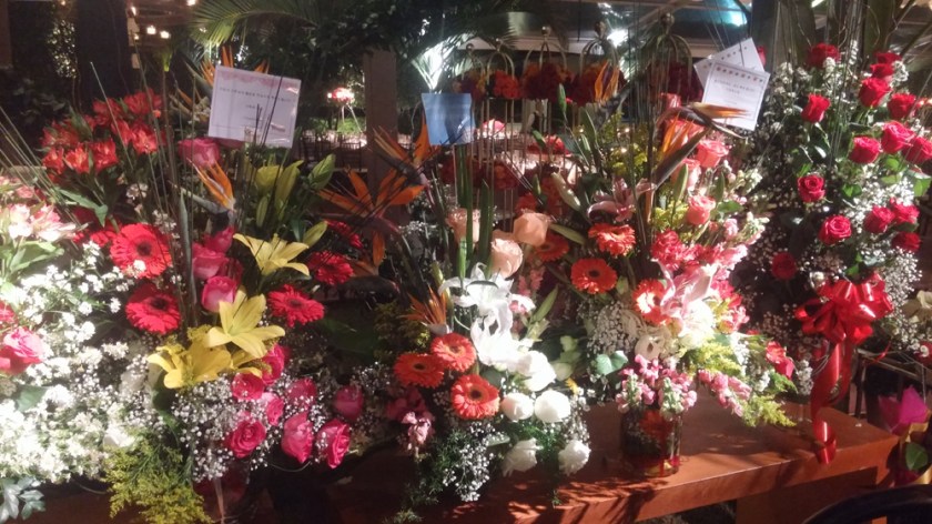 3행사장 입구에 진열된 축하 화환들 (2)