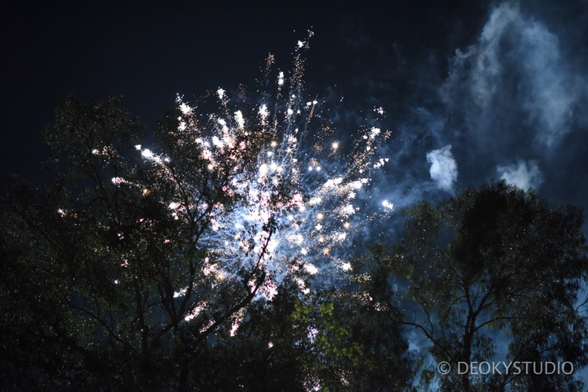 축하연장을 환하게 비친 폭죽