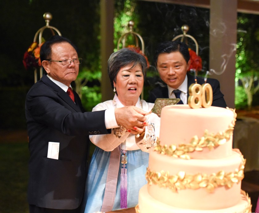표지   팔순기년 대형케익을 커팅하고있는 구완서님과 김영희 여사 3