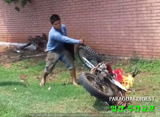 오토바이 불태워.jpg