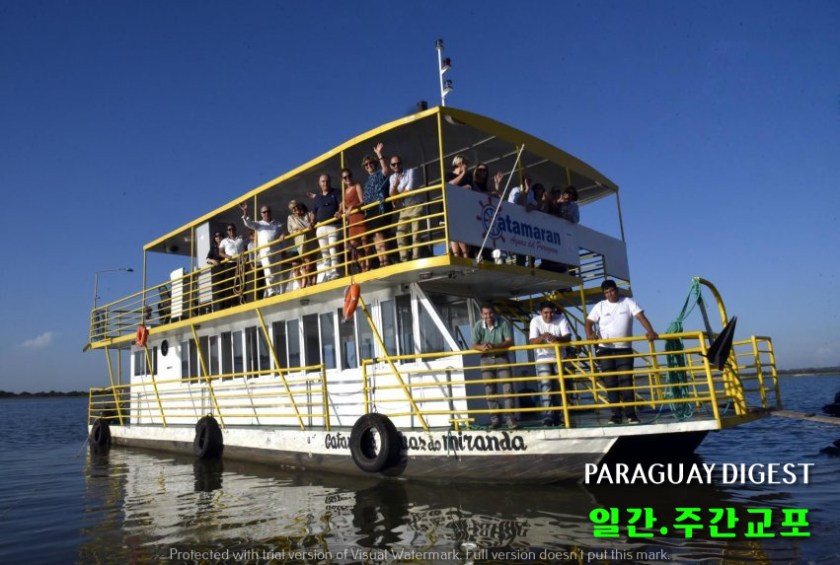 강변 유람선.jpg