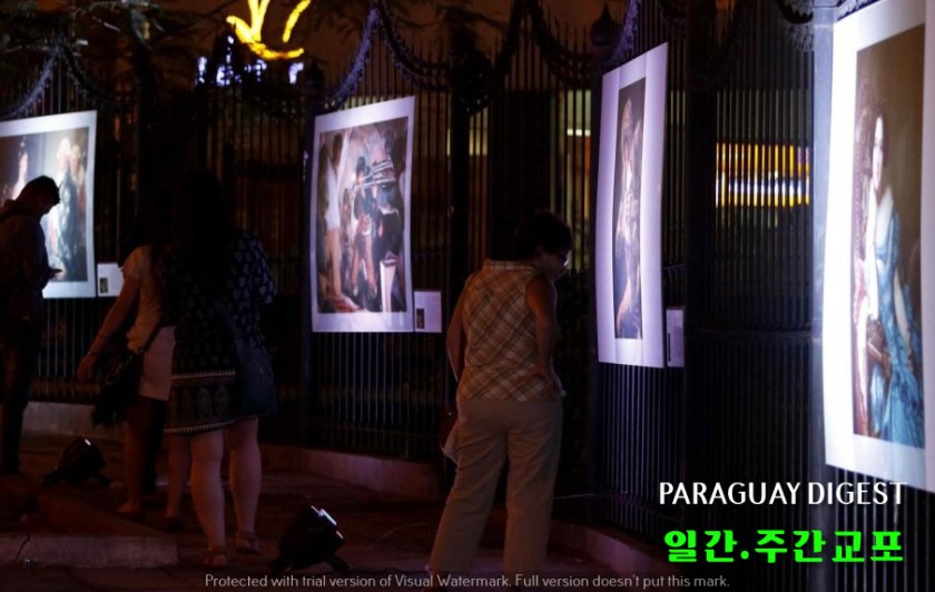 우루과이 공원에 프라도 미술관 사진 전시.jpg