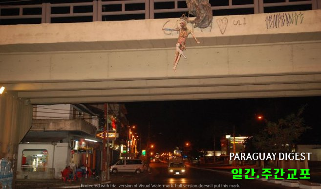 육교매달린 인형으로 놀란 운전자들.jpg