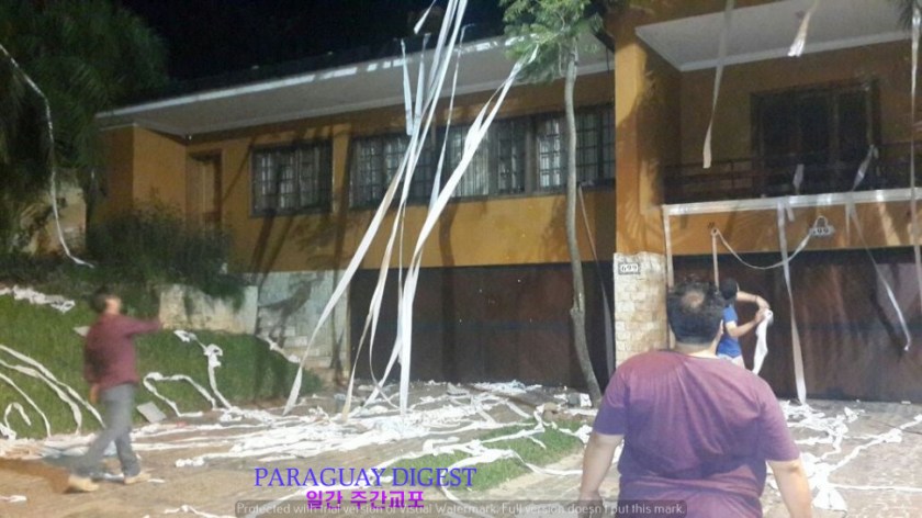 상원의원집앞에서 시위