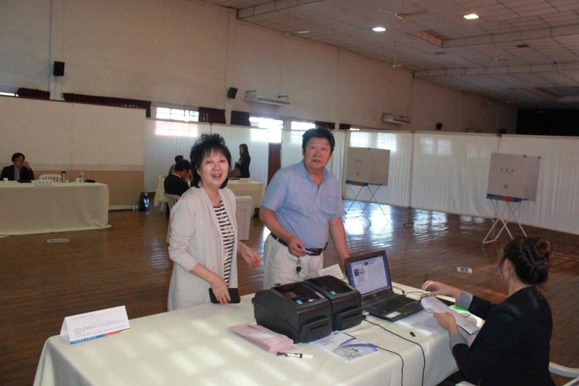 5 점심시간을 이용해 함께 투표장을 찾은 김학술 부부