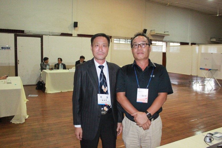 유권자 안내를 하고있는 최희중 선관위원과 손기영 참관인