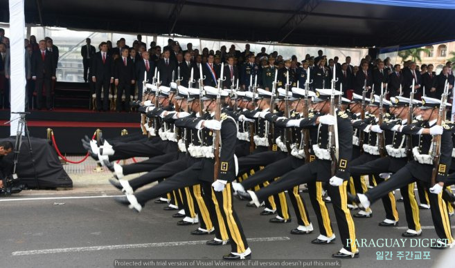 독립기념일 맞아 군 사열.jpg