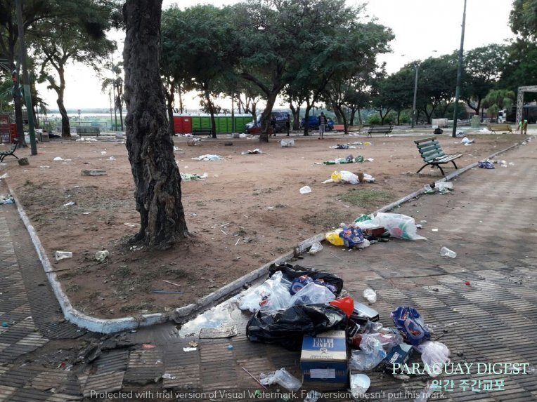 행사후 쓰레기만 66톤.jpg