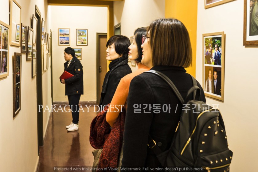 0전시장을 둘러보며 사진감상을 하는 한인 동포들