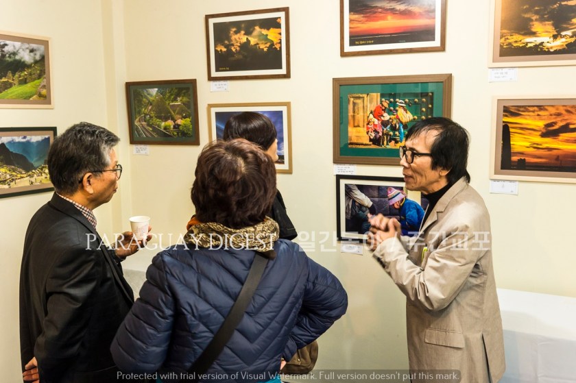 0표지 작품 설명을 하는 김성일 선교사