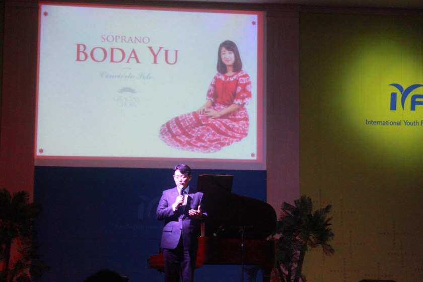 10관객들에게 인사말을 전하는 한이용 목사