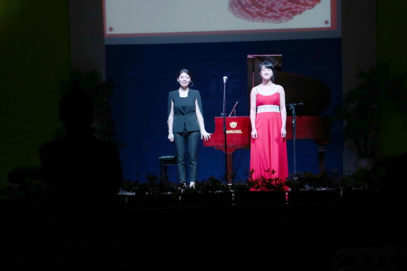 11공연을 끝내고 정중히 인사를하는성악가 유보다(Boda Yu)양과 피이니스트 박유빈 양