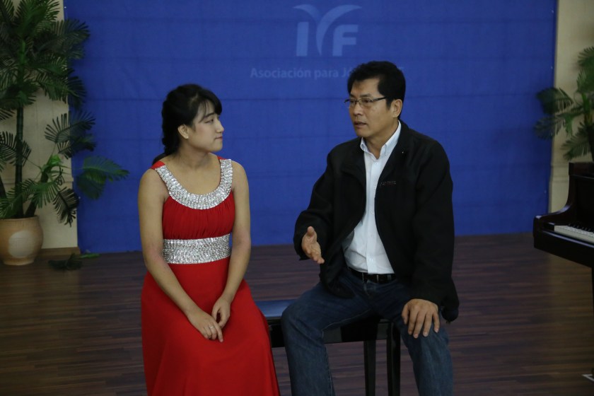 13성악가 유보다(Boda Yu)양과 인터뷰를 하는 본지 발행인