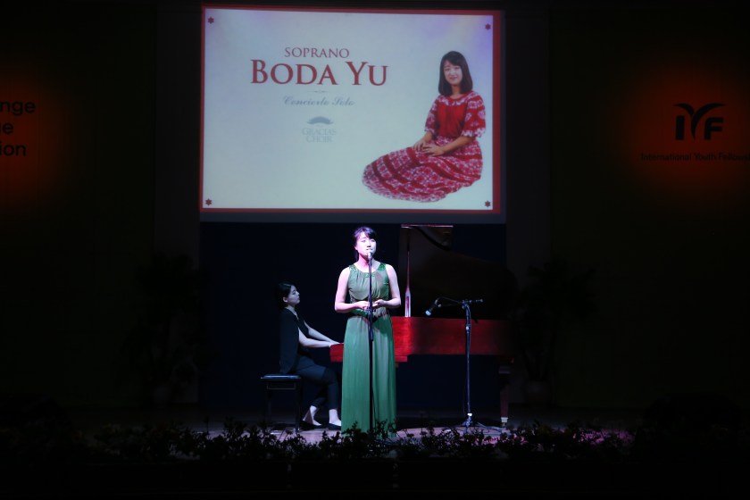 1성악가 유보다(Boda Yu)양의 열창하는 모습