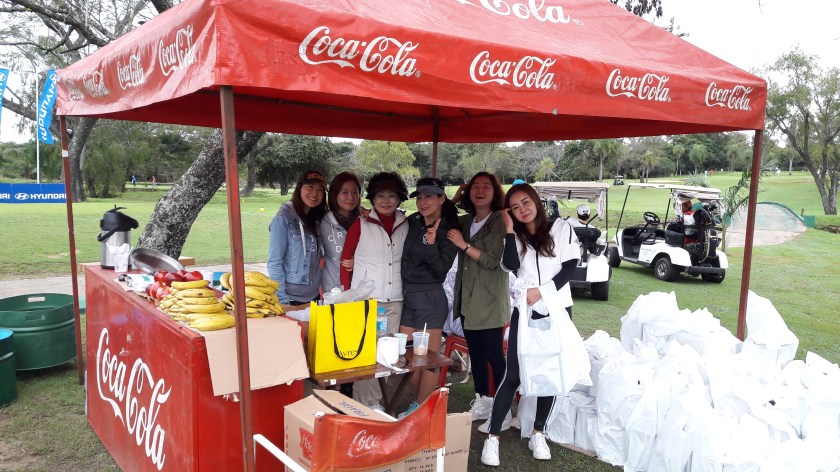 23차거운 날씨에도 불구하고 참가선수들의 음료수와 점심식사를 제공하며 수고하는 오닉스회 사모님들